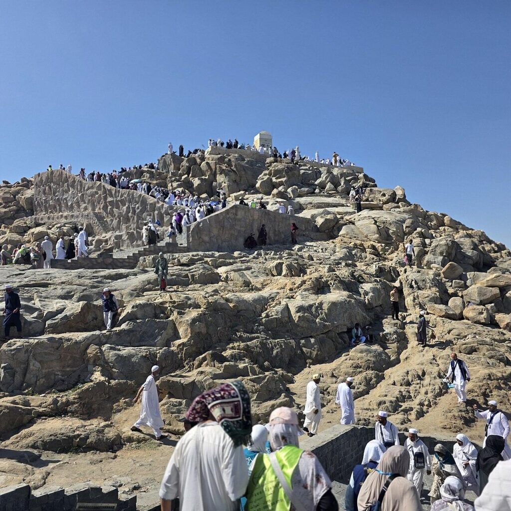 Jamaah haji di Jabal Rahmah, Arafah, tempat wukuf