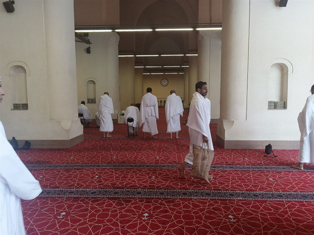 Jamaah laki-laki berpakaian ihram, dua helai kain putih, di dalam Masjid Dzulhulaifah (Bir Ali), miqat penduduk Madinah
