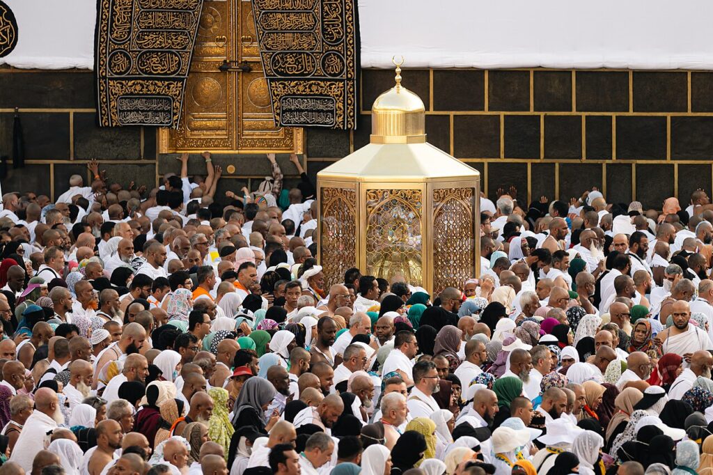 Maqam Ibrahim berada di depan pintu Ka’bah di tengah jamaah yang tawaf