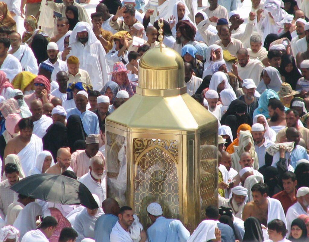 Maqam Ibrahim berkubah emas di tengah jamaah yang berdoa di Masjidil Haram