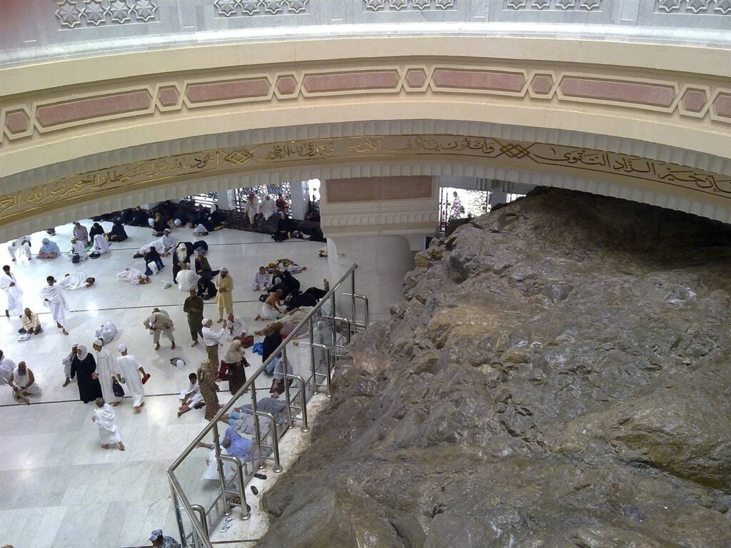Batuan Bukit Shafa yang kini berada di dalam kompleks Masjidil Haram, titik awal sa’i