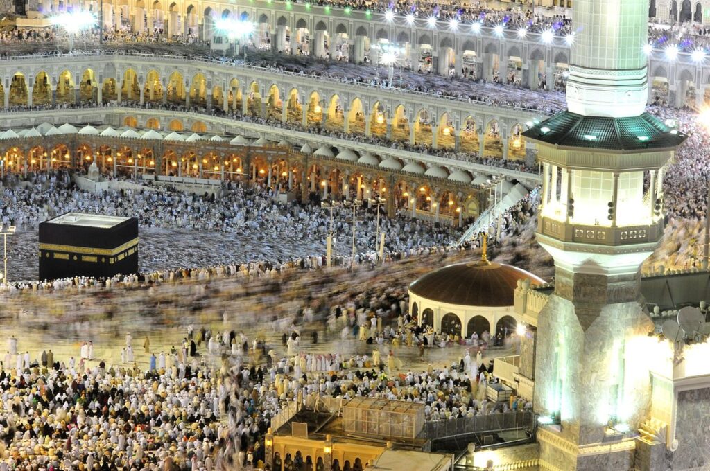 Foto eksposur panjang arus jamaah yang bertawaf mengelilingi Ka’bah di malam hari