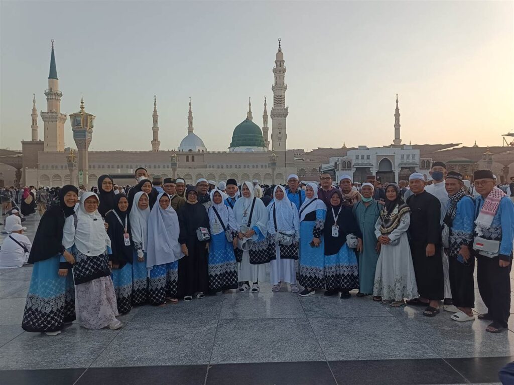 Jamaah KBIHU Noor Aden Illahi berfoto di halaman Masjid Nabawi
